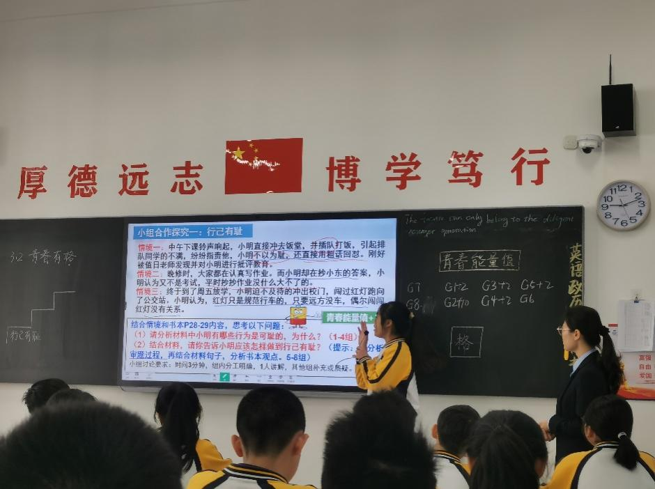 劉雪冰老師的課堂生動活潑,她在課堂中善於運用小組合作和討論,使學生